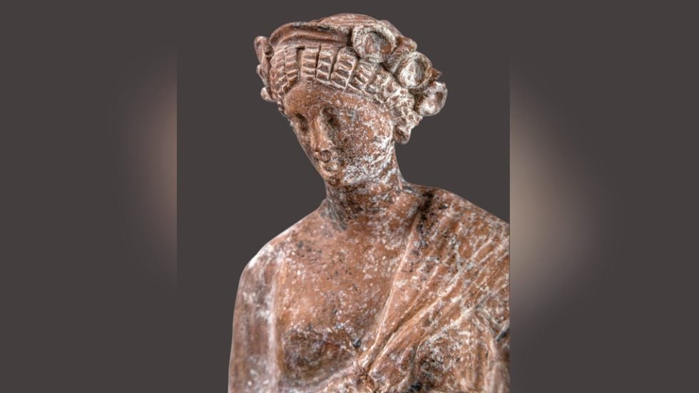 Ειδώλιο ιστάμενης γυναικείας μορφής με χιτώνα και αραχνοΰφαντο ιμάτιο, τέλος του 4ου - αρχές του 3ου αι. π.Χ.